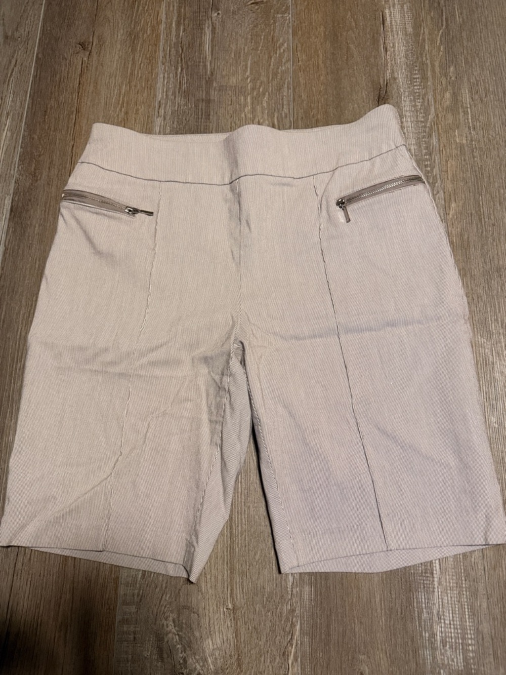 Chico's Perfect Stretch Light Beige Zip-Pocket Bermuda Shorts